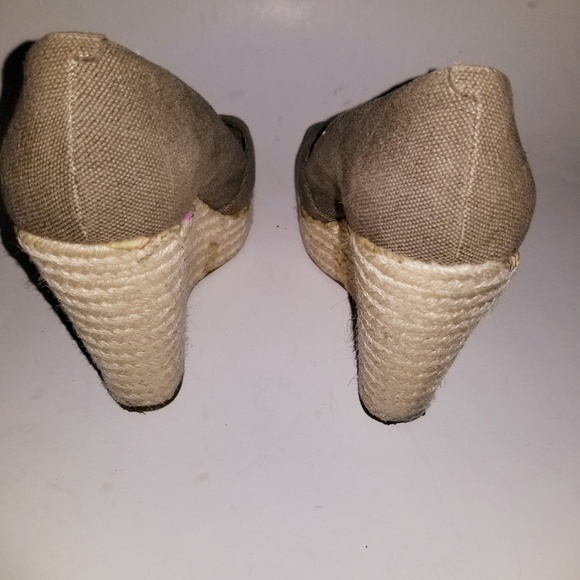 Vince Camuto VP-Taylor Canvas Peep Toe Wedge - Picture 5 of 7